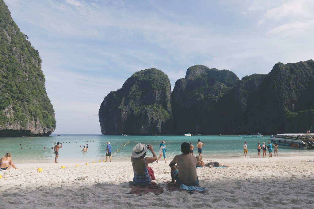 Tourists pass their time as they visit Maya bay at Krabi province, Thailand May 23, 2018. REUTERS/Soe Zeya Tun - RC1CD91E4D30