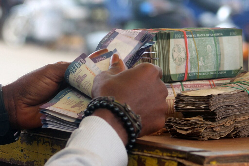 A money changer counts banknotes in Monrovia, Liberia September 21, 2018. REUTERS/Derick Snyder - RC1FF5321930
