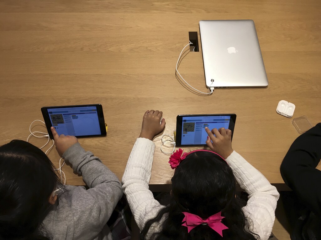 Children attend an event for students to learn to write computer code at the Apple store in the Manhattan borough of New York December 9, 2015. REUTERS/Carlo Allegri - GF10000260386