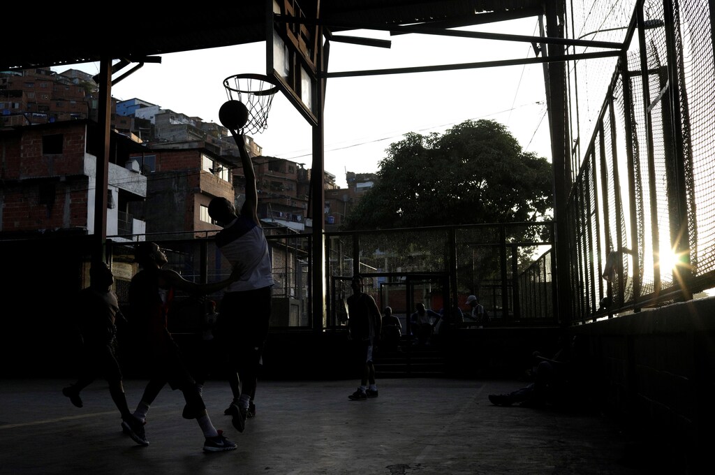 Men play basketball on the outskirts of Caracas, Venezuela, September 27, 2017. REUTERS/Ricardo Moraes - RC13FC8C77B0