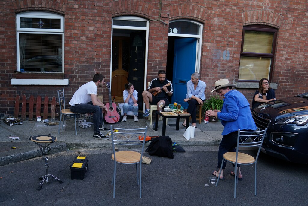 People play musical instruments outside their homes following the outbreak of the coronavirus disease (COVID-19), in Dublin, Ireland, May 24, 2020. REUTERS/Clodagh Kilcoyne - RC28VG9BCE23