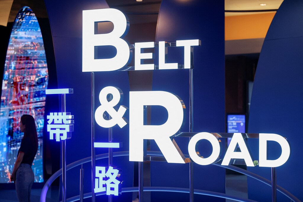 Una visitante asiste a la cumbre "Belt and Road" (La Franja y la Ruta) en Hong Kong, China, el 14 de septiembre de 2023.