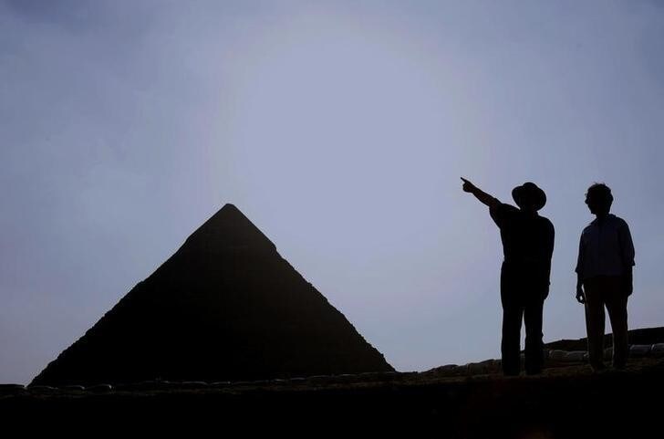 Egyptian egyptologist Dr. Zahi Hawass (L) gives United States first lady Laura Bush a tour of the pyramids in Giza, Egypt, May 23, 2005. The visit was part of the first lady's five-day trip to Israel, Jordan and Egypt. REUTERS/Brian Snyder BS/HB