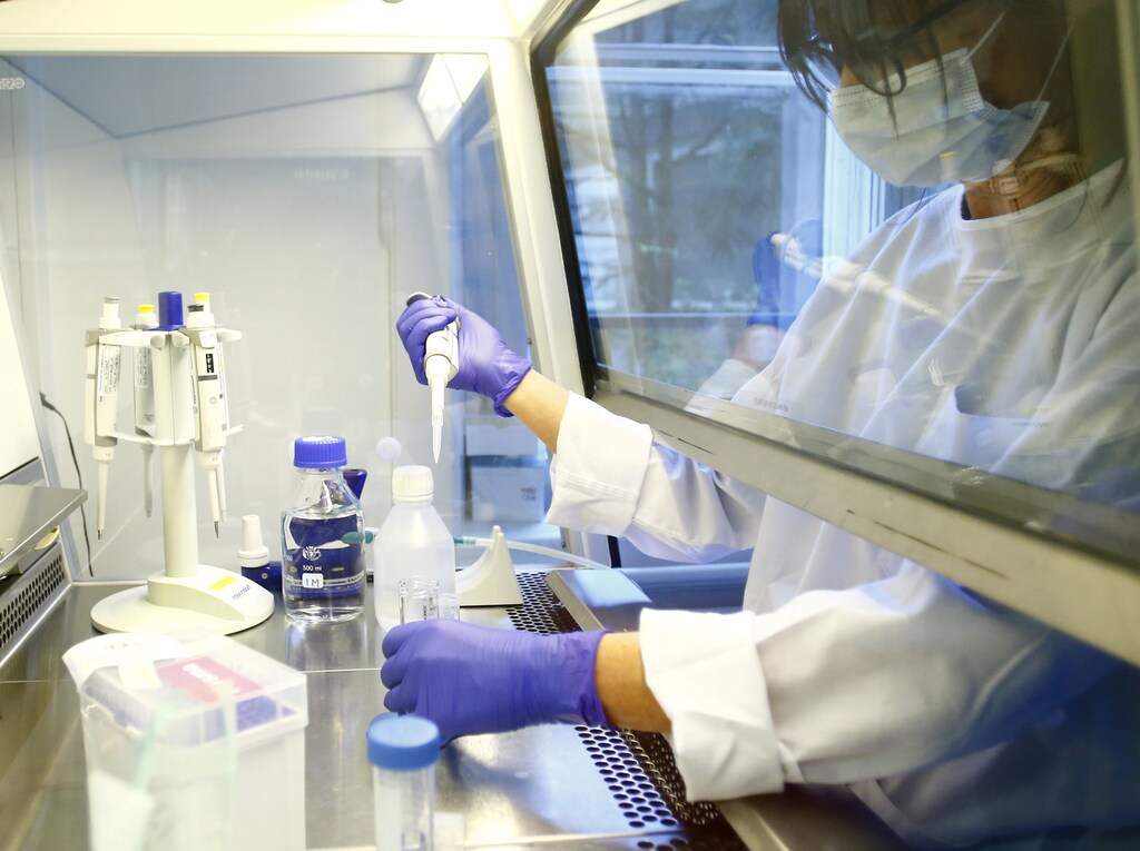 A laboratory technician is seen at the Inselspital Universitaetsspital Bern university hospital during researches for a vaccine against the coronavirus disease (COVID-19) in Bern, Switzerland April 22, 2020. Picture taken April 22, 2020. REUTERS/Arnd Wiegmann - RC29EG9JGYKG