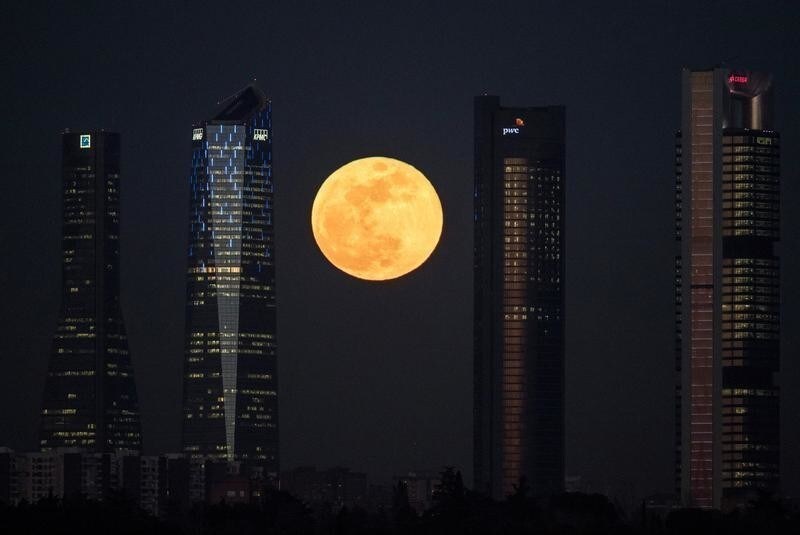 A full moon "supermoon" rises in between four towers in a skyscrapers area in Madrid, Spain, January 31, 2018. REUTERS/Paul Hanna - RC1FB9D806F0