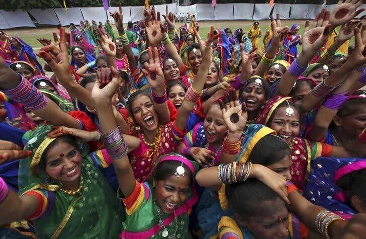 Schoolchildren celebrate after being rewarded for their dance performance during India's Independence Day celebrations in Chandigarh, India, August 15, 2015. Indian Prime Minister Narendra Modi's independence day speech focused on measures his "Team India" had rolled out to include millions of poor Indians in the banking and insurance systems, policies for workers and farmers and successes in the fights against inflation and corruption. REUTERS/Ajay Verma TPX IMAGES OF THE DAY