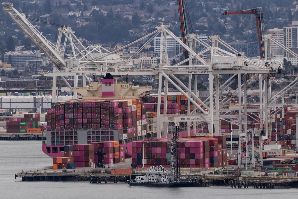 FOTO DE ARCHIVO: Un buque de carga lleno de contenedores en el puerto de Oakland mientras aumentan las tensiones comerciales por los aranceles estadounidenses, en Oakland, California, EE. UU., 3 de febrero de 2025. REUTERS/Carlos Barria/Foto de archivo