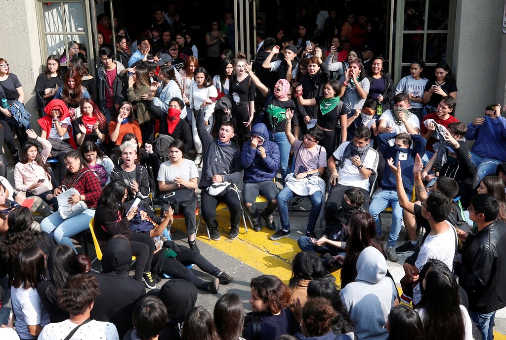 Demonstrators shouts slogans inside the university during a protest against Chile's government in Valparaiso, Chile January 6, 2020. REUTERS/Rodrigo Garrido - RC2JAE9AIBZK