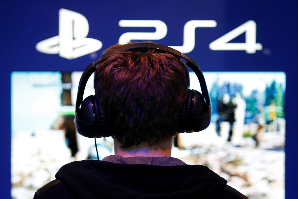 A visitors plays games on PlayStation 4 (PS4) at the Paris Games Week, a trade fair for video games in Paris, France, October 29, 2016. REUTERS/Charles Platiau - S1BEUJULHOAA
