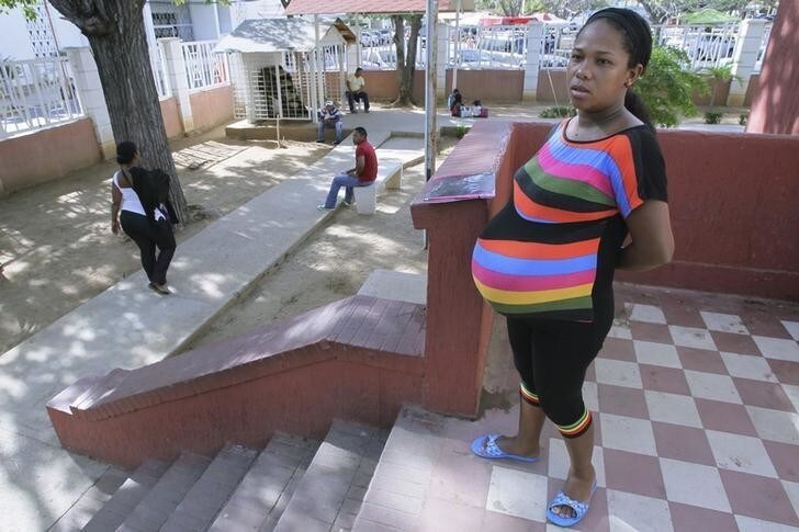 Yasira Sara, waits for her turn to be attended at the door of a maternity hospital in Maracaibo, Venezuela June 17, 2015. Picture taken on June 17, 2015. To match Feature VENEZUELA-MOTHERS/ REUTERS/Isaac Urrutia