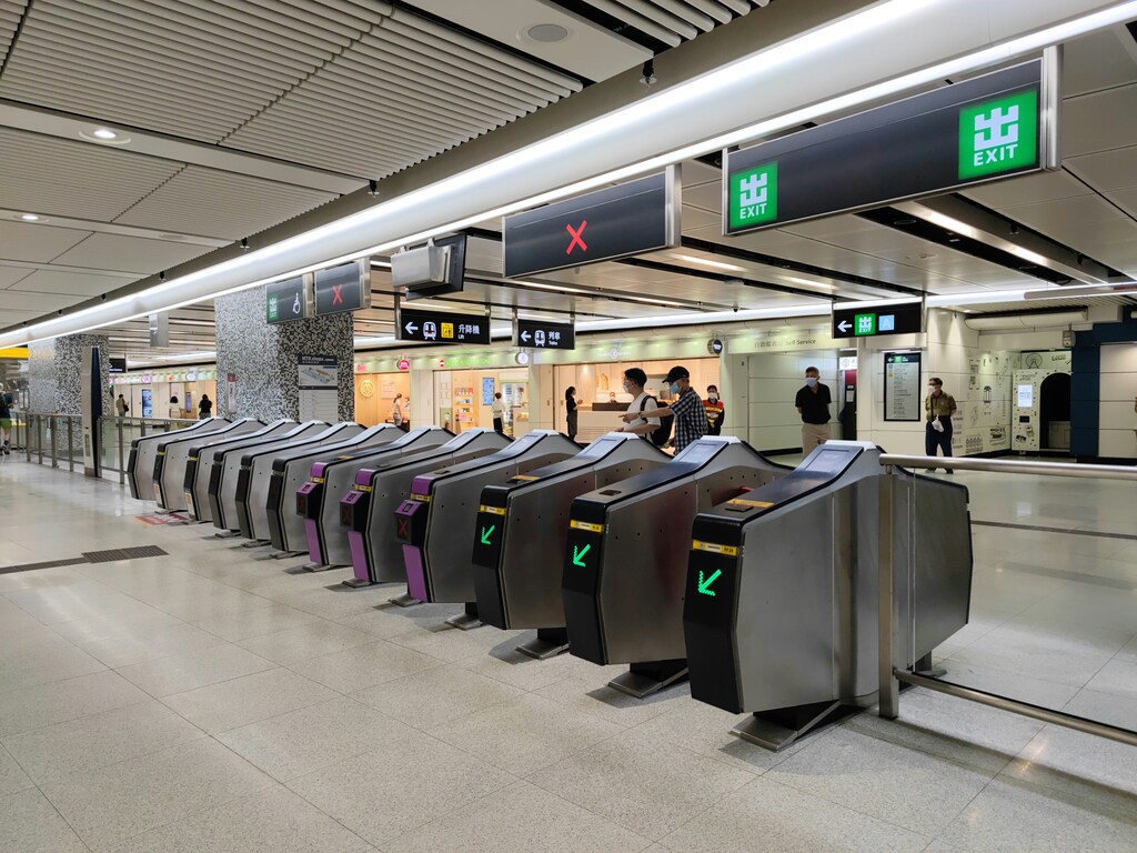 passengers get on to an MTR train in Hong Kong in a blog about decarbonizing mobility systems