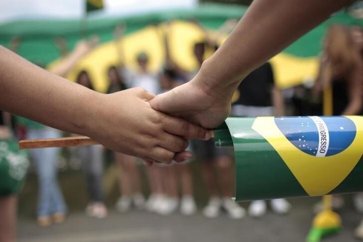 Demonstrators join in the "March Against Corruption" in Brasilia October 12, 2011. Civil society groups organized the march through social networking sites to protest against what they say is corruption and the misuse of public money by ministries in Brazil. REUTERS/Ueslei Marcelino (BRAZIL - Tags: POLITICS CIVIL UNREST BUSINESS)