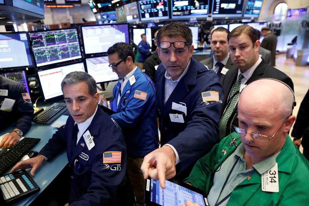Traders work on the floor of the New York Stock Exchange shortly after the closing bell in New York, U.S., June 23, 2017. REUTERS/Lucas Jackson - RTS18EMI