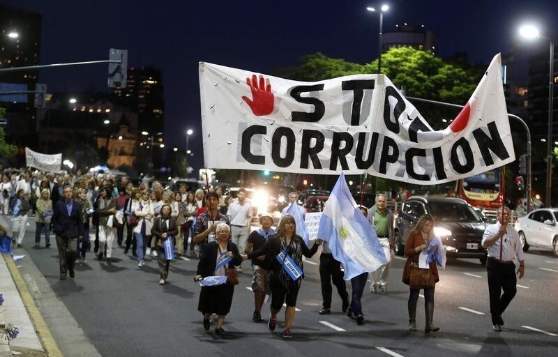 Protesters march through a main avenue during an anti-government rally in Buenos Aires November 13, 2014. Diverse organizations rallied against inflation, corruption and high crime rates in widespread protests organized via social media networks on Thursday. The banner reads: "Stop Corruption." REUTERS/Enrique Marcarian (ARGENTINA - Tags: POLITICS CIVIL UNREST) - GM1EABE0NSX01