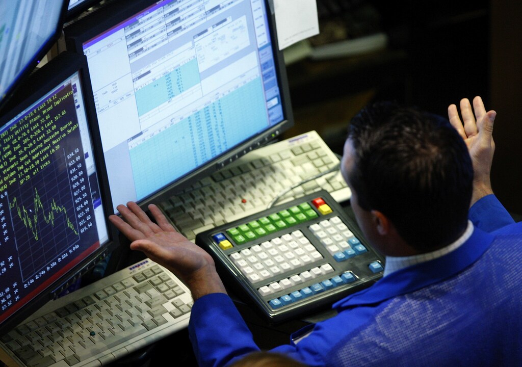 A trader works on the floor of the New York Stock Exchange, October 17, 2008. U.S. stocks slid on Friday as a report pointing to further deterioration in housing added to recession fears, and offset reassuring profits from manufacturer Honeywell International Inc and Google Inc. REUTERS/Brendan McDermid (UNITED STATES) - GM1E4AH1R8G01