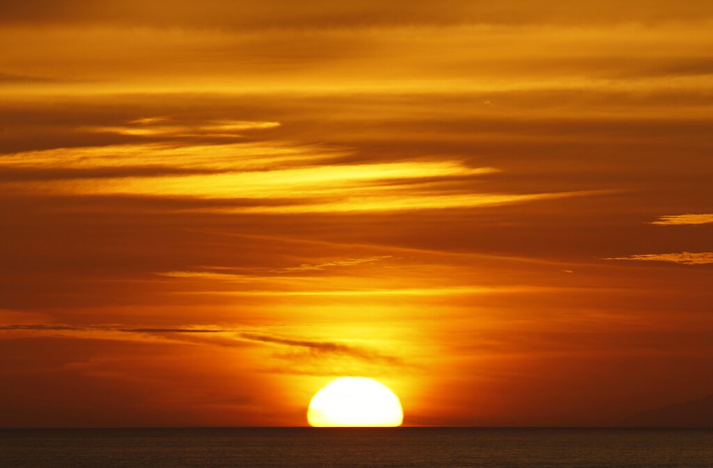 The sun sets into the Pacific Ocean off Oceanside, California, March 14, 2011. REUTERS/Mike Blake (UNITED STATES - Tags: ENVIRONMENT) - GM1E73F111R01