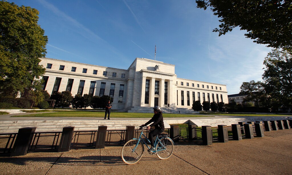 A cyclist passes the U.S. Federal Reserve in Washington October 12, 2016. REUTERS/Kevin Lamarque - RTSRYC2