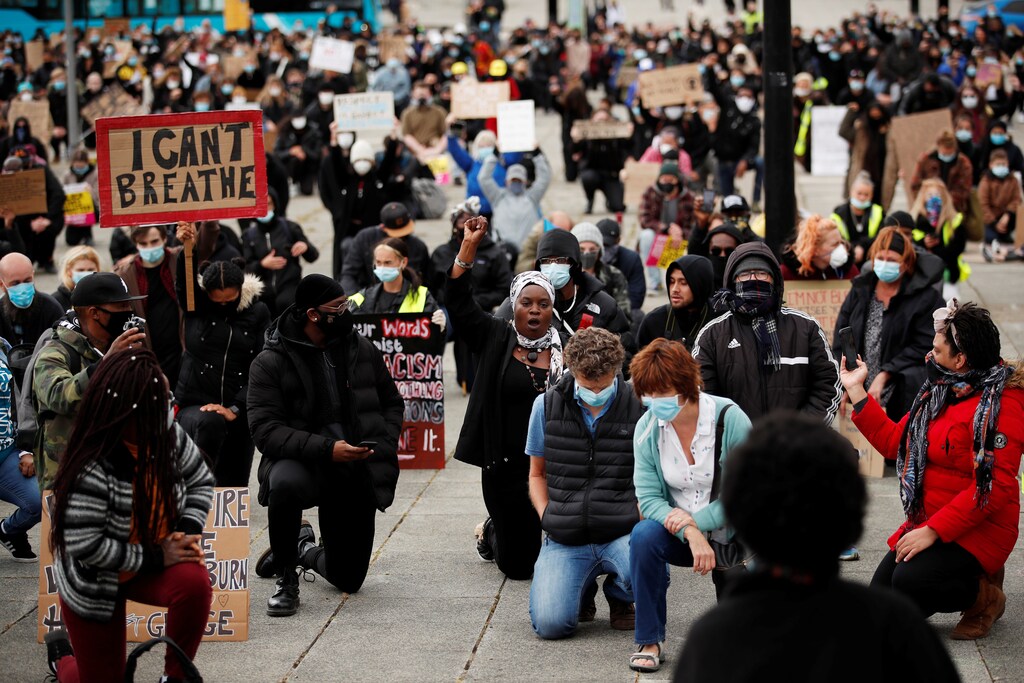 Manifestantes se arrodillan durante una protesta de Black Lives Matter en Station Square, después de la muerte de George Floyd que murió bajo custodia policial en Minneapolis, Milton Keynes, Gran Bretaña, el 6 de junio de 2020.