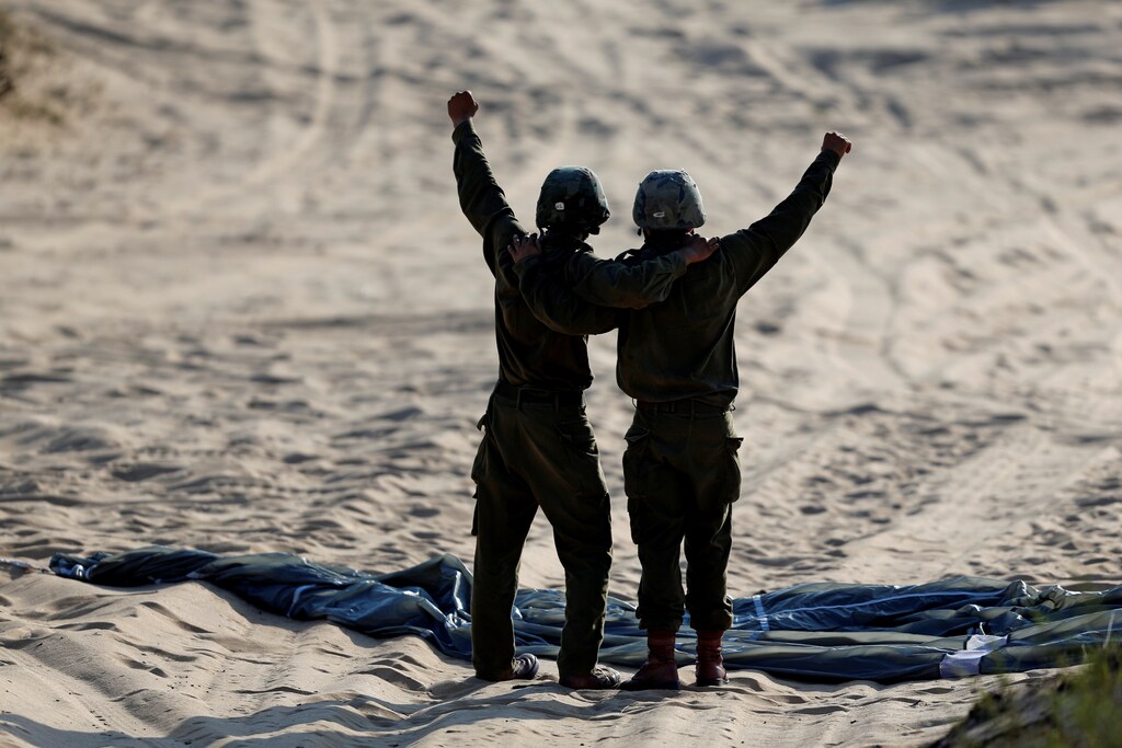 Israeli paratroopers take part in a military exercise at the Palmachim air force base near Tel Aviv, Israel July 5, 2016. REUTERS/Amir Cohen - RTX2JRU0