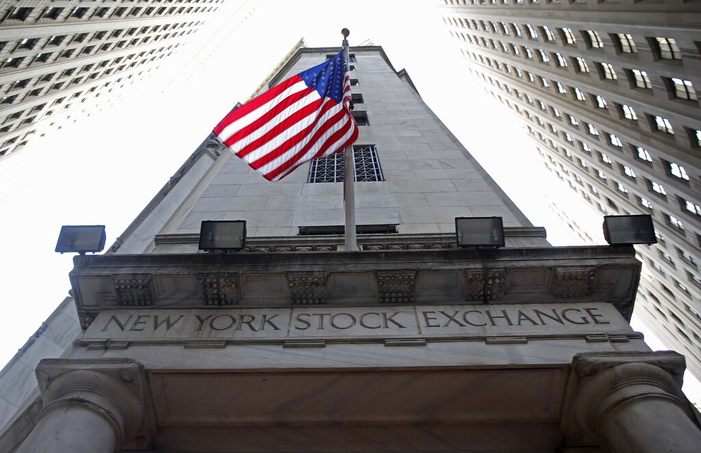 A flag flutters in the wind outside the New York Stock Exchange November 5, 2012. REUTERS/Chip East (UNITED STATES - Tags: BUSINESS) - GM1E8B606SK01