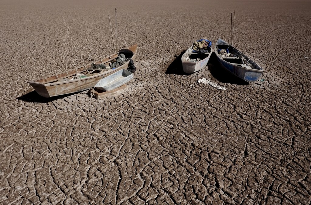 Boats of fishermen are seen on the dried Poopo lakebed in the Oruro Department, south of La Paz, Bolivia, December 17, 2015. Lake Poopo in Bolivia, the Andean nation's formerly second largest after the famed Titicaca, has dried up entirely. With the water now gone, animals have died off in the millions, according to studies. And the local families, having lost much of their sustenance, have been forced to migrate. REUTERS/David Mercado TPX IMAGES OF THE DAY - GF10000269917