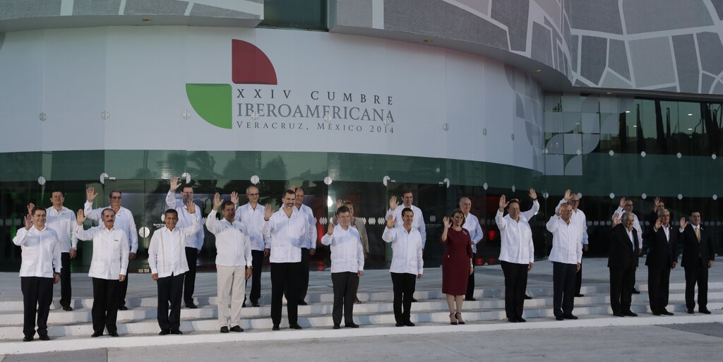 Mexico's President Enrique Pena Nieto (C), Peru's President Ollanta Humala (3rd L), Ecuador's President Rafael Correa (4th L), Spain's King Felipe (5th L), Colombian President Juan Manuel Santos (6th L) ,pose in the front row for a group photo during the Ibero-American Summit in Veracruz December 8, 2014. Heads of states from Europe and Latin America are meeting in Veracruz for the 24th Ibero-American Summit. REUTERS/Henry Romero (MEXICO - Tags: POLITICS) - RTR4H719