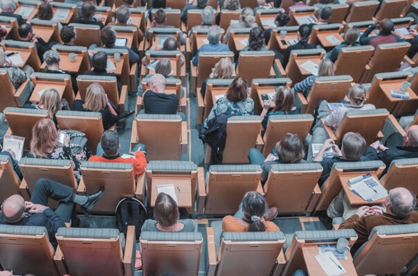 通过吸取疫情期间的教训，大学面对面教学的方法可以得到提升。