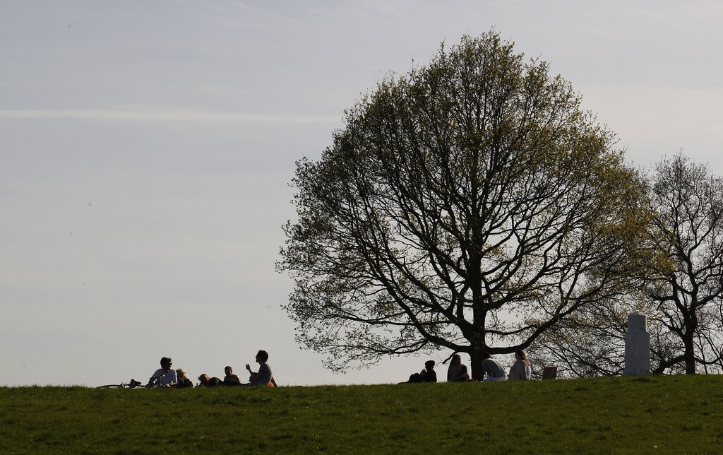 People picnic in the sunshine at Hamstead Heath, in London April 9, 2011. REUTERS/Suzanne Plunkett (BRITAIN - Tags: ENVIRONMENT SOCIETY) - LM1E7491AHB01