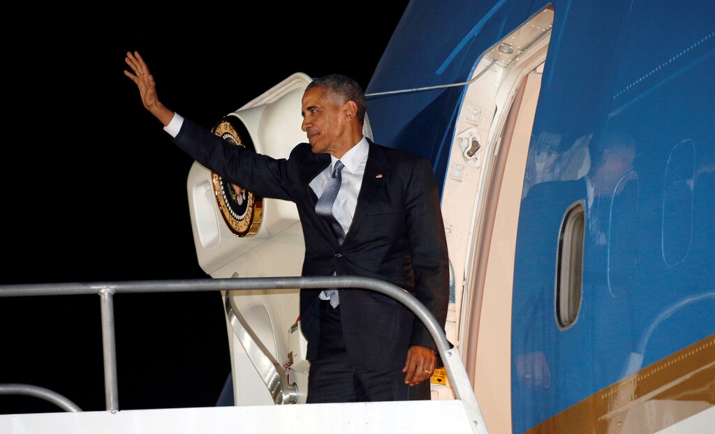 U.S. President Barack Obama boards Air Force One after attending the APEC Summit Lima, Peru November 20, 2016. REUTERS/Kevin Lamarque - RTSSJM8
