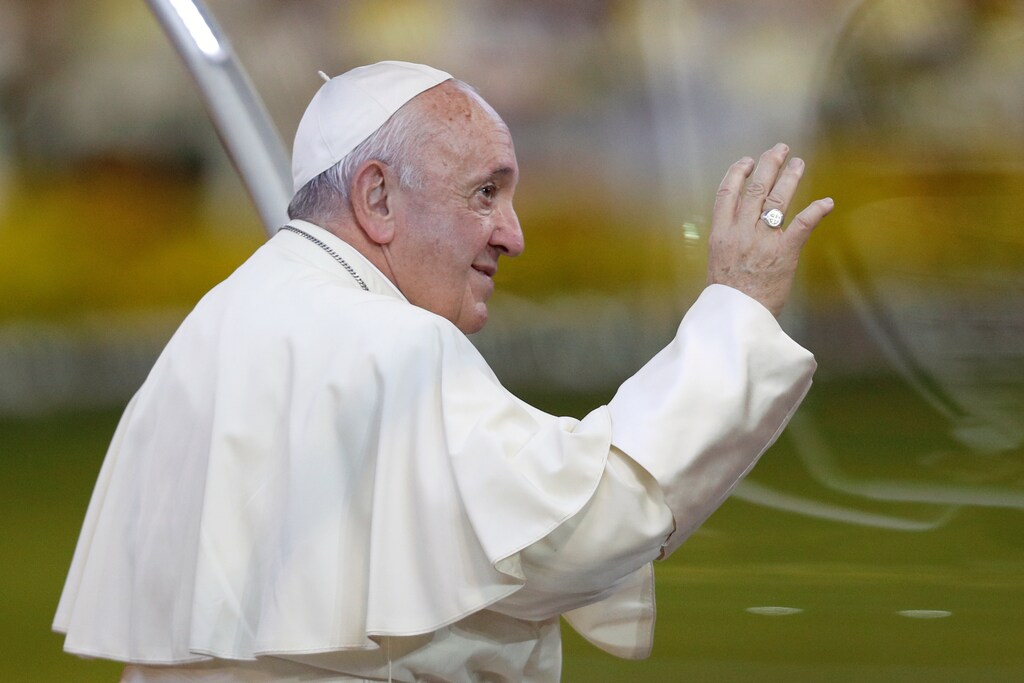 Pope Francis gestures as he arrives to hold the Holy Mass at the National Stadium in Bangkok, Thailand, November 21, 2019. REUTERS/Soe Zeya Tun - RC2PFD9NH0BT
