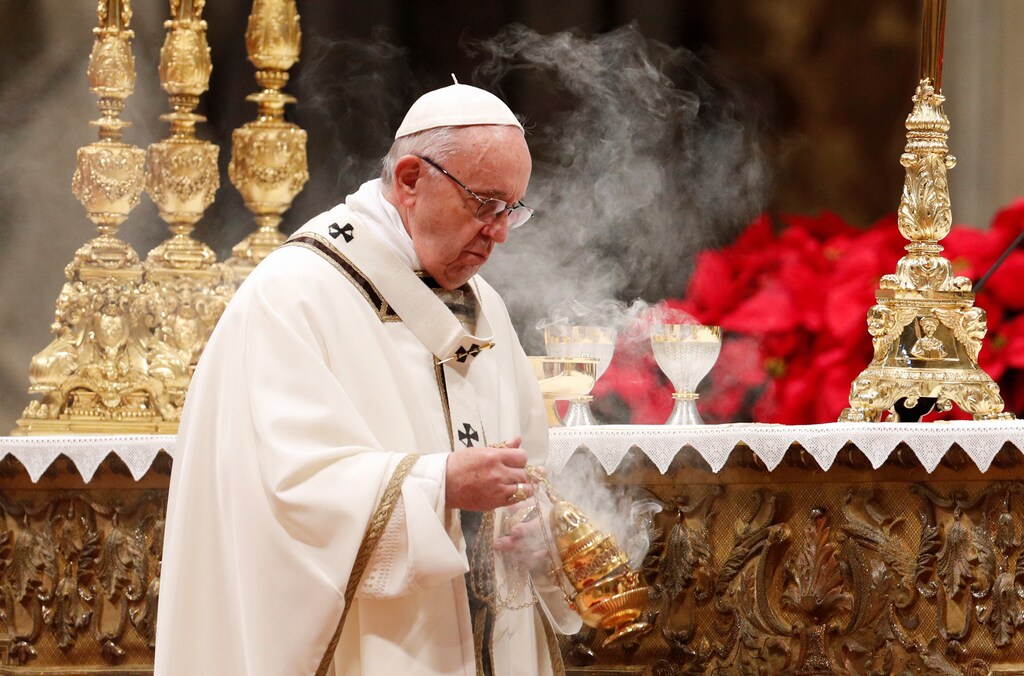 Pope Francis conducts the Mass for the Feast of Epiphany in Saint Peter's Basilica at the Vatican January 6, 2019. REUTERS/Alessandro Bianchi - RC1BC672F640