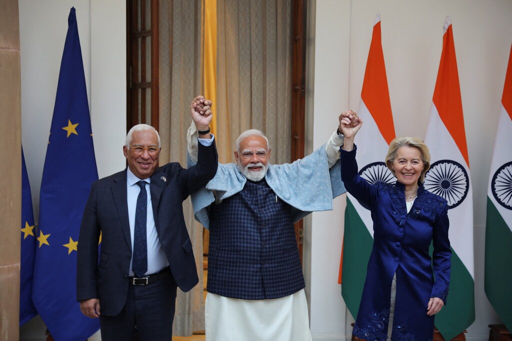 (De izq. a der.) Antonio Costa, Narendra Modi y Ursula von der Leyen posan previo a su reunión bilateral en la Casa Hyderabad, Nueva Delhi, el 27 de enero de 2026.