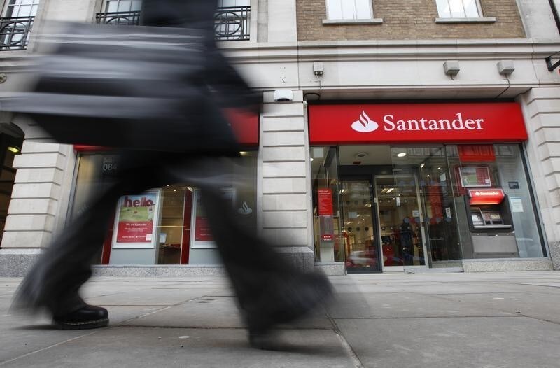 A pedestrian walks past a branch of a Santander bank in London, January 11, 2010. Spanish lender Banco Santander will look for opportunities to buy assets in Britain as the country's state-rescued banks embark on a round of disposals, its chairman said on Monday. REUTERS/Suzanne Plunkett (BRITAIN - Tags: BUSINESS) - RTR28R3R