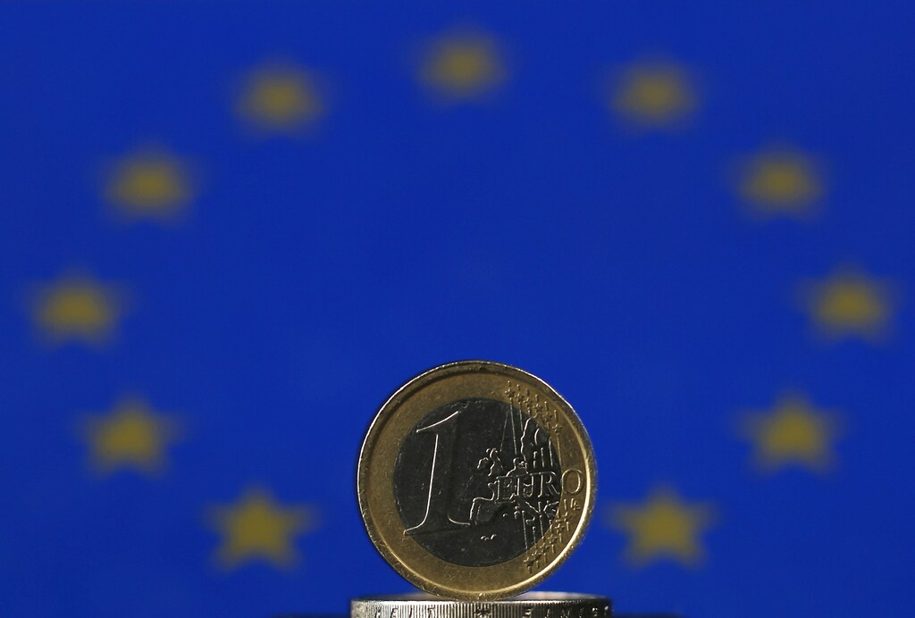 An illustration picture shows Euro coins, photographed in Warngau April 3, 2013. World shares, the euro and German bonds barely moved on Wednesday as investors turned cautious before this week's policy decisions by the Bank of Japan and European Central Bank, followed by U.S. jobs data. REUTERS/Michael Dalder(GERMANY - Tags: BUSINESS) - BM2E94318W501