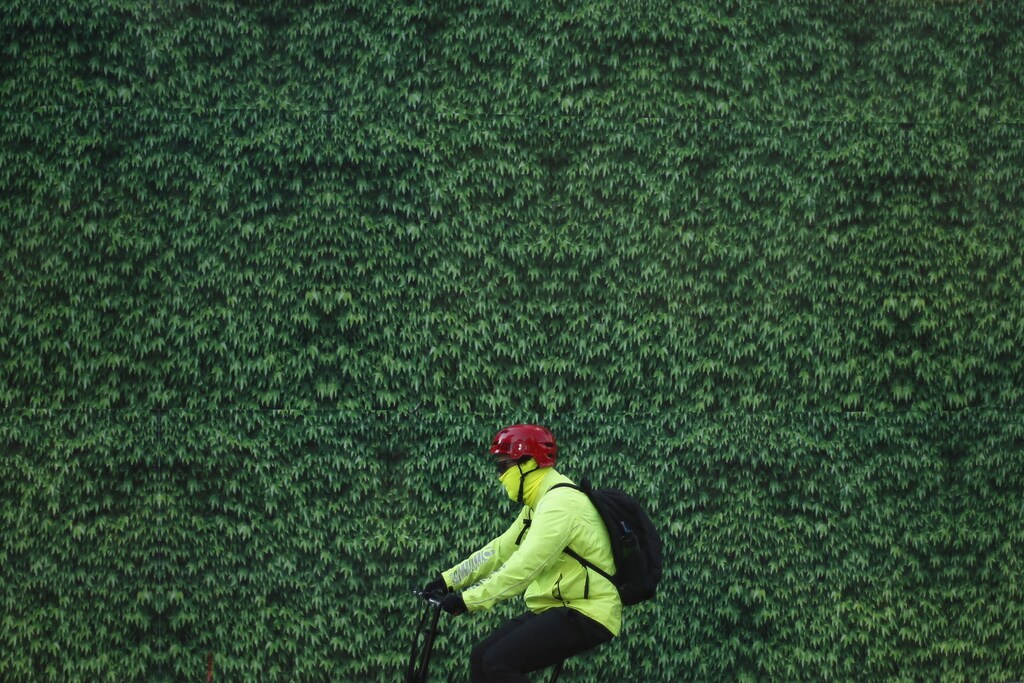 A rider cycles with a protective mask in Mexico City, March 15, 2016. Mexico City's government ordered traffic restrictions on Tuesday and recommended people stay indoors due to serious air pollution, issuing its second-highest alert warning for ozone levels for the first time in 13 years. REUTERS/Edgard Garrido - RTSALKM