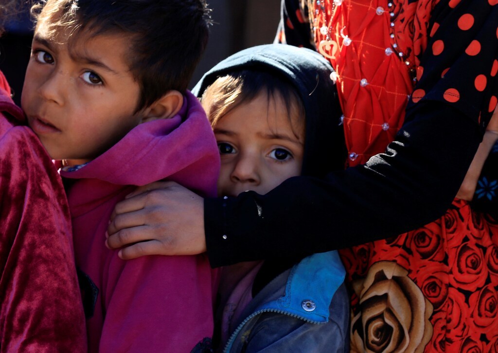 Displaced children who fled the clashes queue to receive aid from Iraqi security forces in Antesaar neighborhood of Mosul, Iraq, January 24, 2017. REUTERS/Alaa Al-Marjani - RTSX50J