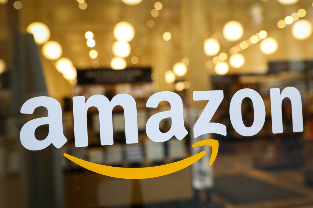 The logo of Amazon is seen on the door of an Amazon Books retail store in New York City, U.S., February 14, 2019. REUTERS/Brendan McDermid - RC14454FE2E0