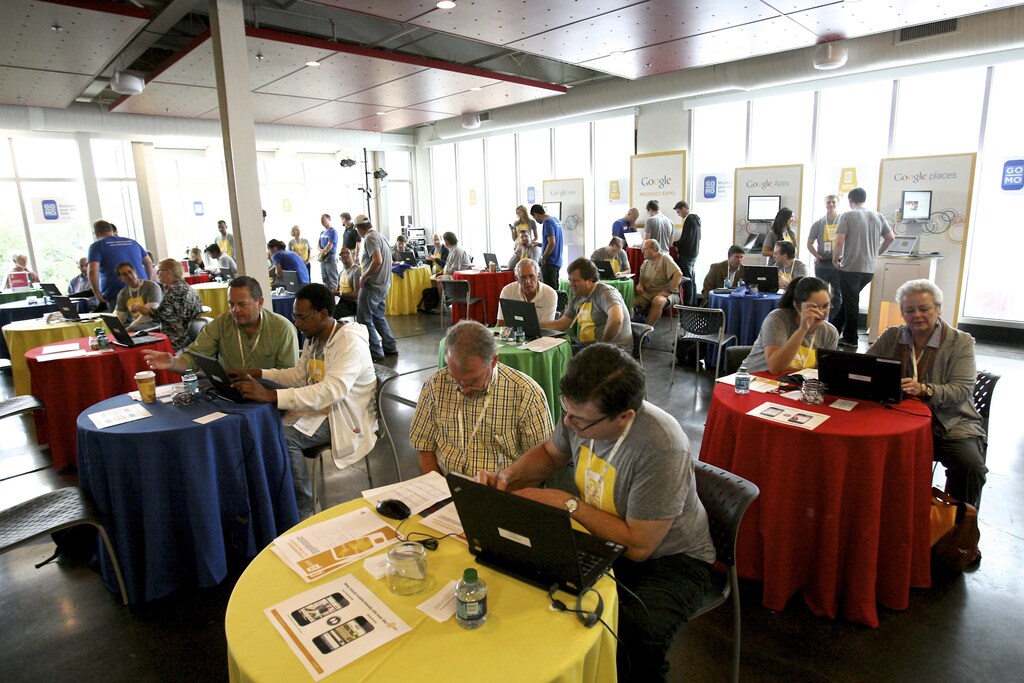Google employees help local business owners create a mobile version of their websites at a temporary Google store in Mobile, Alabama November 15, 2011. The service is part of Google's new GoMo service, an initiative designed to help local businesses create mobile websites so that they can be easily used on mobile devices such as smart phones. REUTERS/Dan Anderson (UNITED STATES - Tags: SCIENCE TECHNOLOGY BUSINESS) - GM1E7BG08V201
