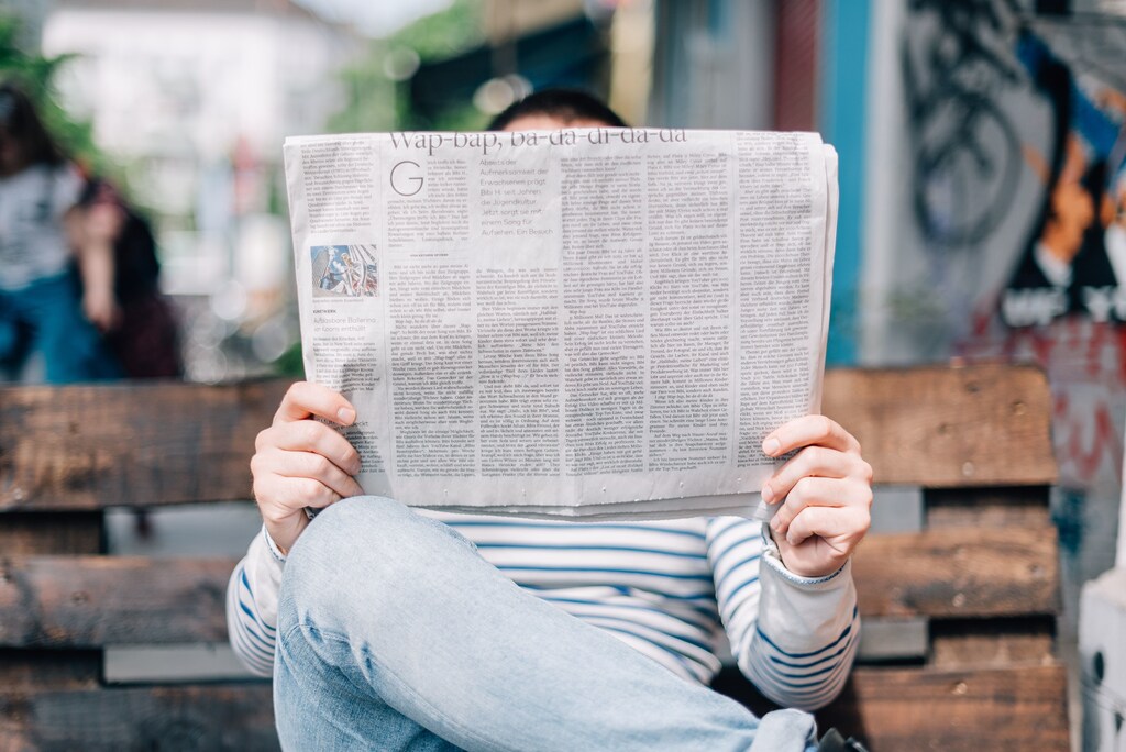 Un hombre leyendo un periódico