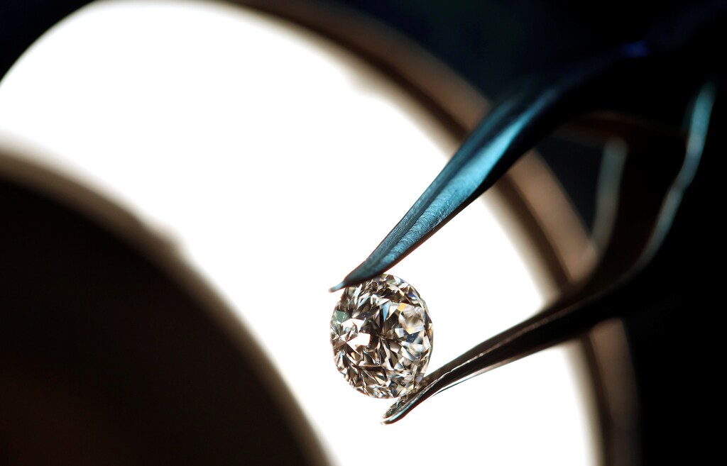 A high-quality diamond is seen in a jewellery shop in Milan, October 18, 2016. Picture taken on October 18, 2016. REUTERS/Stefano Rellandini - RTX2T1OP