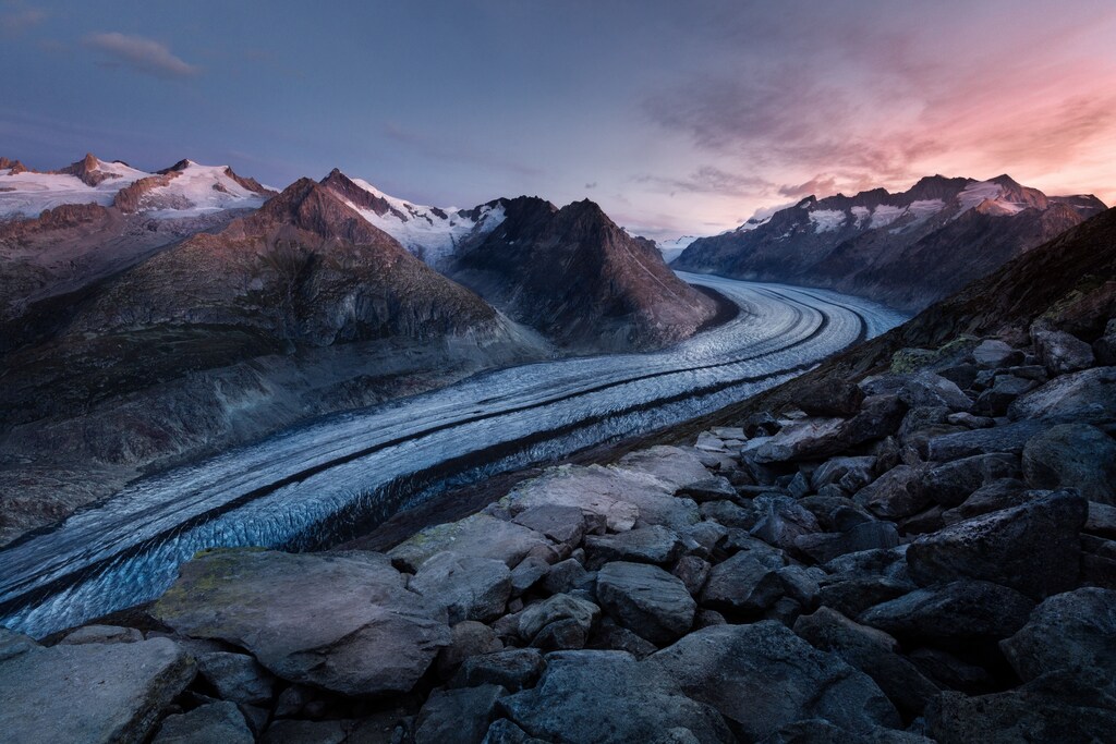 Vista de picos nevados en Suiza.