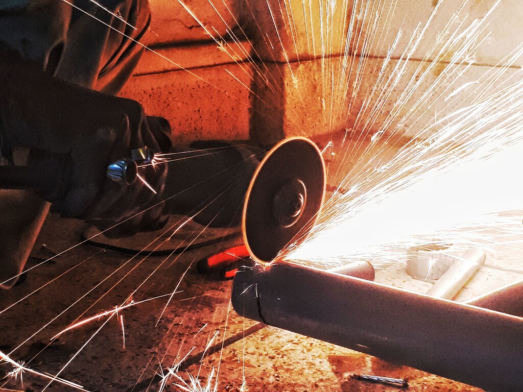 Una máquina creando chispas, que ilustra el potencial de descarbonización de la industria siderúrgica.