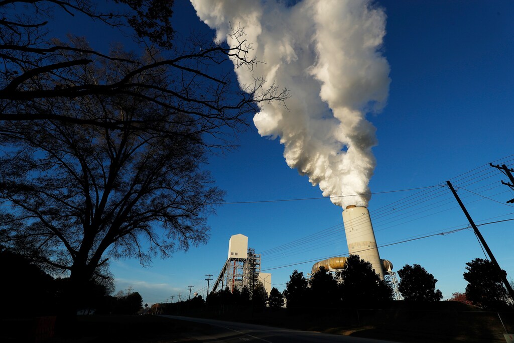 A view of Duke Energys Marshall Power Plant in Sherrills Ford, North Carolina, U.S. November 29, 2018. Picture taken November 29, 2018. To match Special Report USA-COAL/POLLUTION. REUTERS/Chris Keane - RC16A0EA31A0
