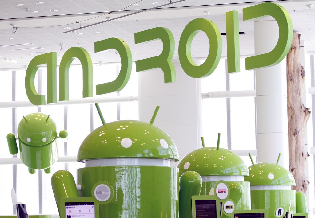 Android mascots are lined up in the demonstration area at the Google I/O Developers Conference in the Moscone Center in San Francisco, California, May 10, 2011. REUTERS/Beck Diefenbach (UNITED STATES - Tags: SCI TECH BUSINESS) - GM1E75B0G7T02