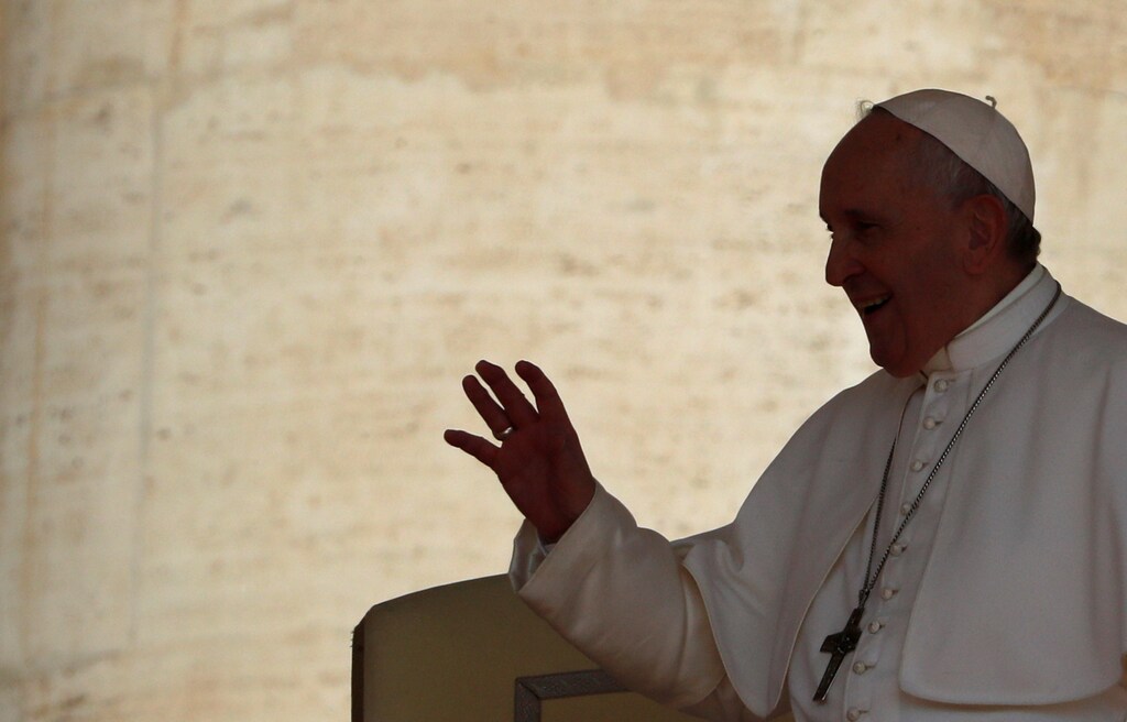 Pope Francis greets the faithful as he arrives for the weekly general audience at the Vatican, August 28, 2019. REUTERS/Remo Casilli - RC1EF90FF5D0