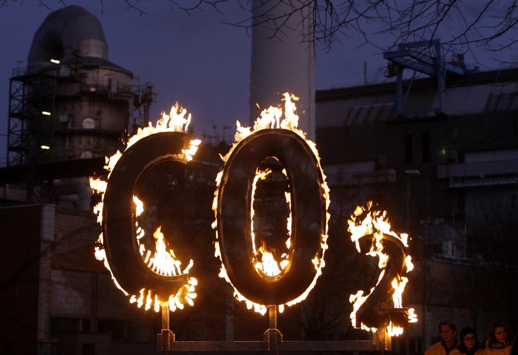 German activists of the environmental organisation Greenpeace illuminate the letters CO2 in front of the Klingenberg coal-fired power plant in Berlin November 13, 2008. REUTERS/Johannes Eisele (GERMANY) - BM2E4BD1D3301