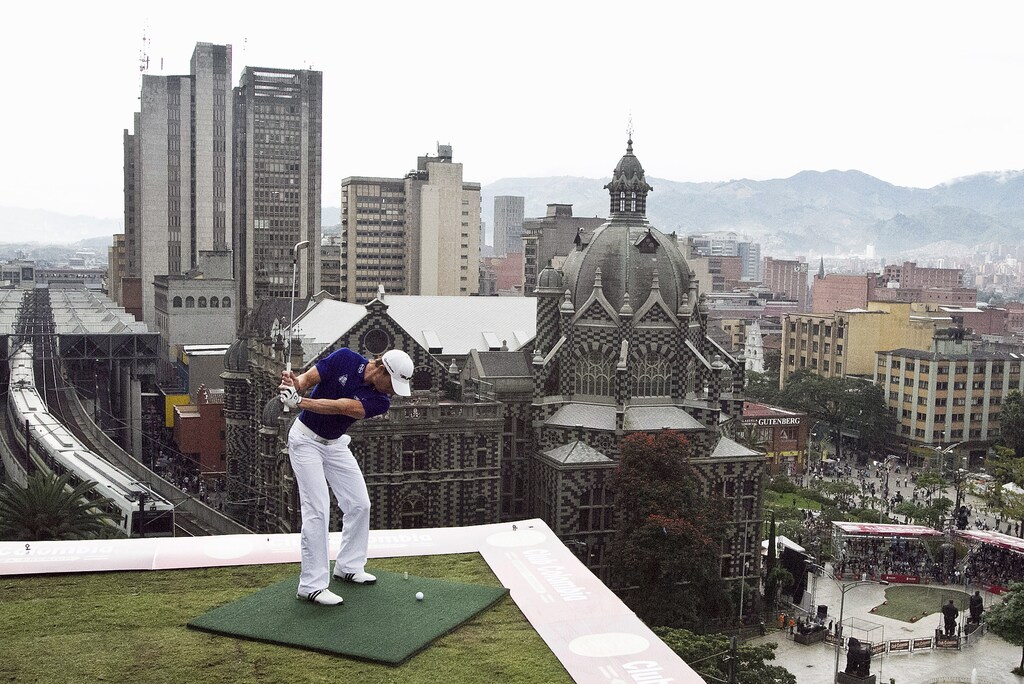 Camilo Villegas of Colombia attempts a hole-in-one in La Plaza Botero (Botero square) from the tenth floor of a hotel during the "Pit Impossible" media event in Medellin December 15, 2011. Villegas did not make the 108 yard (99m) hole-in-one shot in 15 given shots during the event to promote a local beer. REUTERS/Albeiro Lopera (COLOMBIA - Tags: SPORT GOLF TPX IMAGES OF THE DAY) - RTR2VAOF