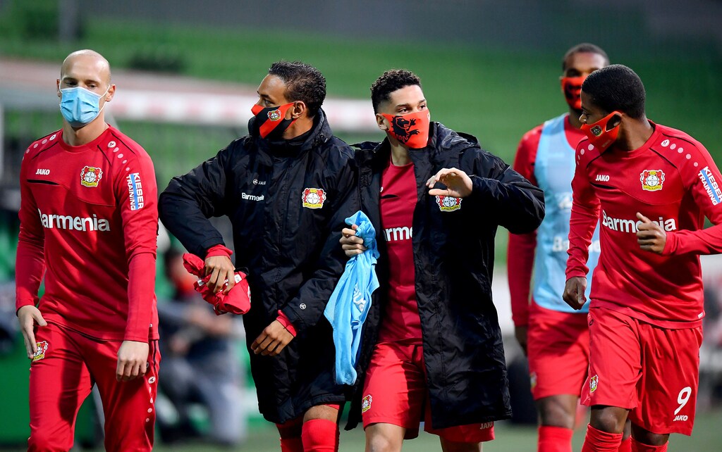 Soccer Football - Bundesliga - Werder Bremen v Bayer Leverkusen - Weser-Stadion, Bremen, Germany - May 18, 2020 Bayer Leverkusen players wearing a protective face masks during halftime, as play resumes behind closed doors following the outbreak of the coronavirus disease (COVID-19) Stuart Franklin/Pool via REUTERS DFL regulations prohibit any use of photographs as image sequences and/or quasi-video - RC27RG9JE6YE