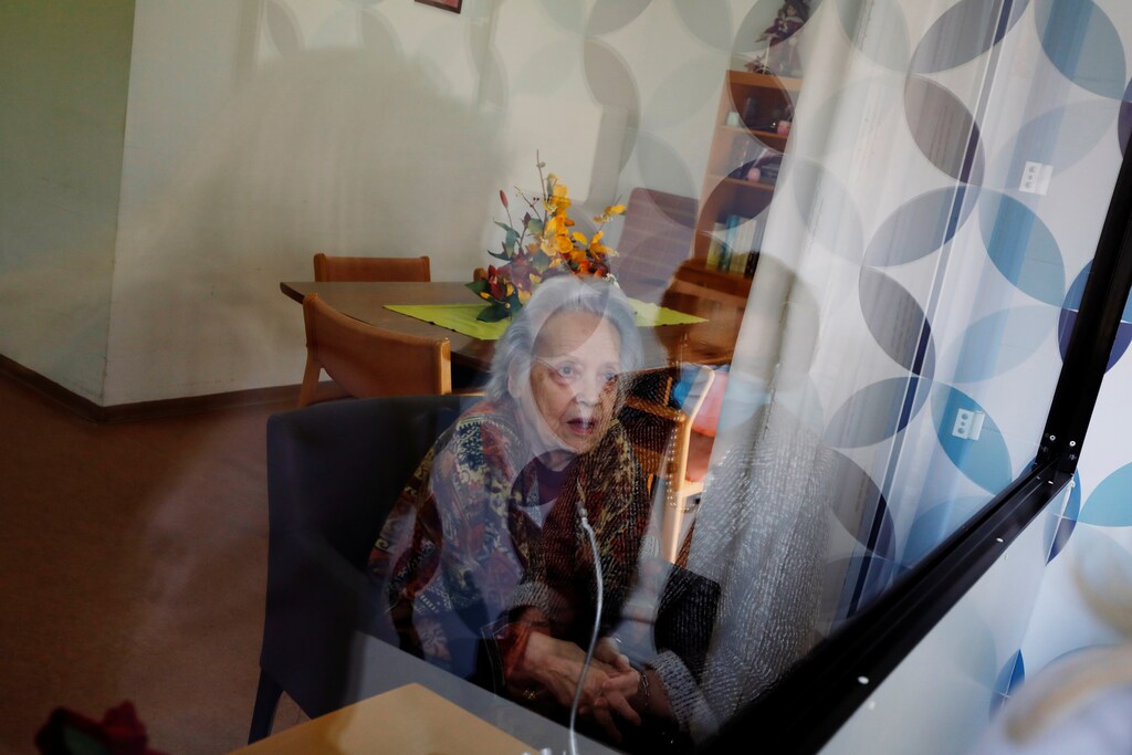 Rosa Gordo speaks with her niece Fatima Sousa through a glass window to prevent infection at an elderly residence as the spread of the coronavirus disease (COVID-19) continues, in Montijo, Portugal May 12, 2020. Picture taken May 12, 2020. REUTERS/Rafael Marchante - RC29OG962PWT