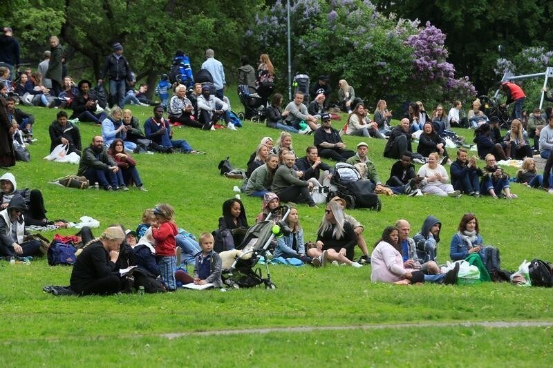 People watch a band perform at park in the Gronland district in Oslo, Norway, June 3, 2017. REUTERS/Ints Kalnins - RC1AE791D9B0